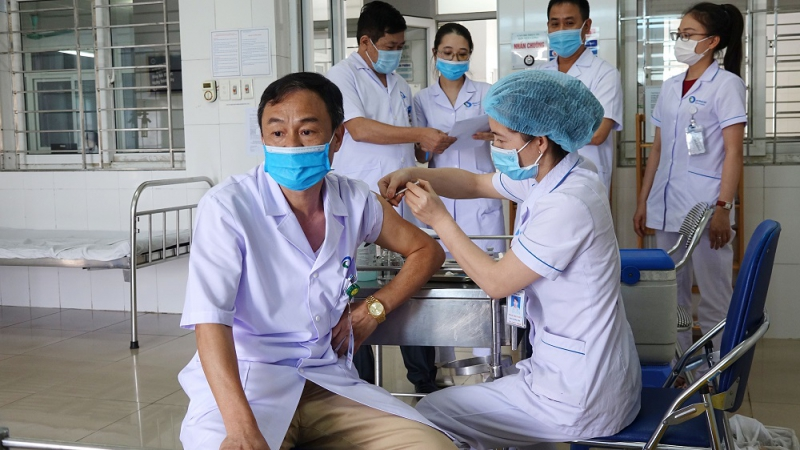 Bác sĩ CKII. Lê Ngọc Dũng - Giám đốc Bệnh viện Bãi Cháy tham gia tiêm chủng vắc-xin phòng Covid-19